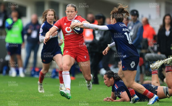 120425 - France v Wales, Guinness Women’s Six Nations 2025 - Carys Cox of Wales breaks away