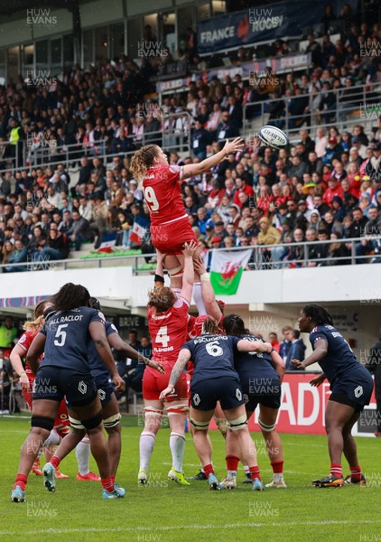 120425 - France v Wales, Guinness Women’s Six Nations 2025 - Natalia John of Wales takes the line out