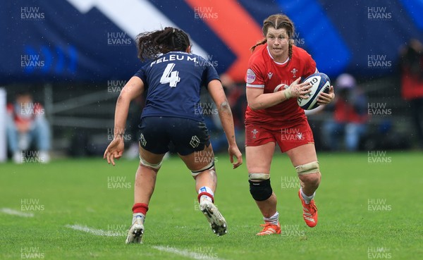 120425 - France v Wales, Guinness Women’s Six Nations 2025 - Kate Williams of Wales takes on Manae Feleu of France