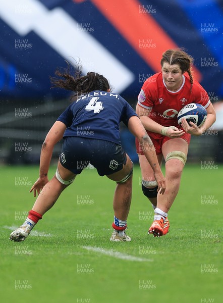 120425 - France v Wales, Guinness Women’s Six Nations 2025 - Kate Williams of Wales takes on Manae Feleu of France