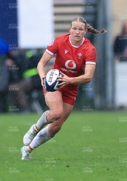 120425 - France v Wales, Guinness Women’s Six Nations 2025 - Carys Cox of Wales