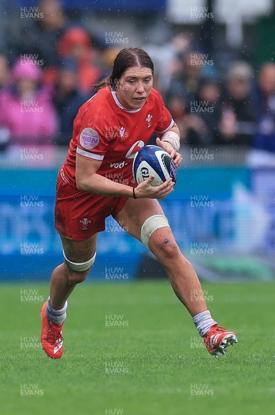 120425 - France v Wales, Guinness Women’s Six Nations 2025 - Georgia Evans of Wales