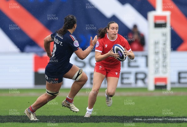 120425 - France v Wales, Guinness Women’s Six Nations 2025 - Nel Metcalfe of Wales breaks away