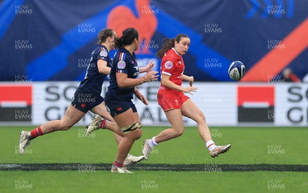 120425 - France v Wales, Guinness Women’s Six Nations 2025 - Nel Metcalfe of Wales breaks away