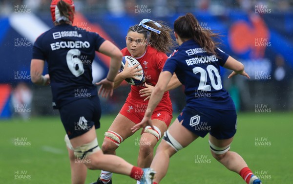 120425 - France v Wales, Guinness Women’s Six Nations 2025 - Bryonie King of Wales takes on Charlotte Escudero of France and Axelle Berthoumieu of France