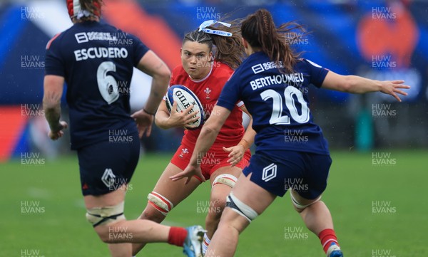 120425 - France v Wales, Guinness Women’s Six Nations 2025 - Bryonie King of Wales takes on Charlotte Escudero of France and Axelle Berthoumieu of France
