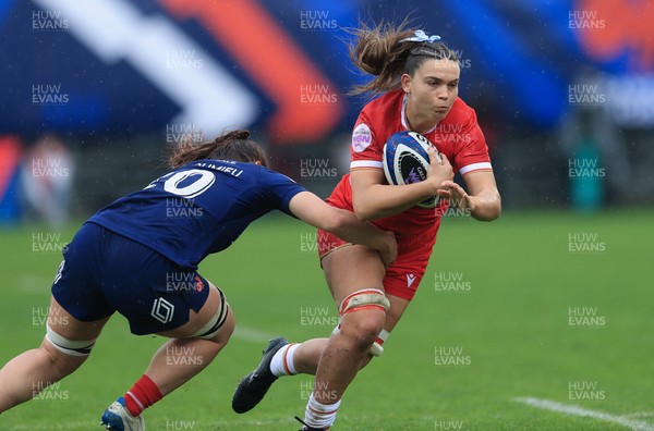 120425 - France v Wales, Guinness Women’s Six Nations 2025 - Bryonie King of Wales takes on Axelle Berthoumieu of France
