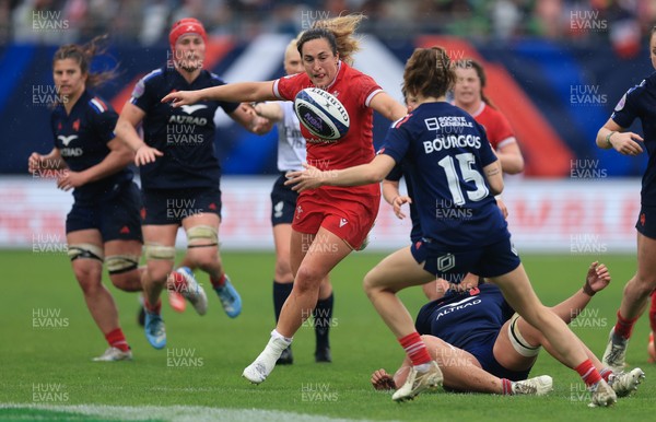 120425 - France v Wales, Guinness Women’s Six Nations 2025 - Courtney Keight of Wales puts Morgane Bourgeois of France under pressure