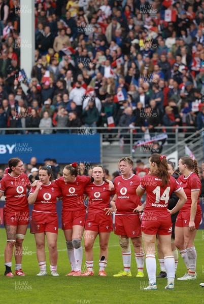120425 - France v Wales, Guinness Women’s Six Nations 2025 - The Wales team huddle up at the end of the match