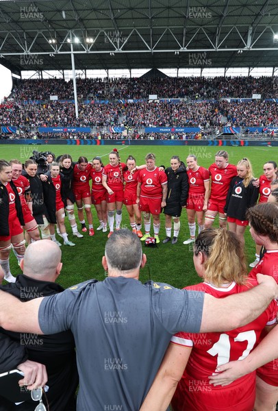 120425 - France v Wales, Guinness Women’s Six Nations 2025 - The Wales team huddle up at the end of the match