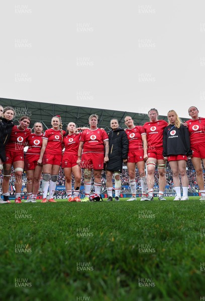 120425 - France v Wales, Guinness Women’s Six Nations 2025 - The Wales team huddle up at the end of the match
