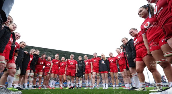 120425 - France v Wales, Guinness Women’s Six Nations 2025 - The Wales team huddle up at the end of the match