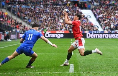 180323 - France v Wales - Guinness Six Nations - Louis Rees-Zammit of Wales gathers the ball