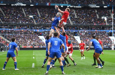 180323 - France v Wales - Guinness Six Nations - Alun Wyn Jones of Wales wins the line out