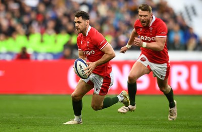 180323 - France v Wales - Guinness Six Nations - Tomos Williams of Wales is supported by Dan Biggar