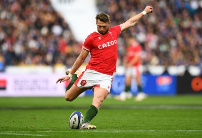 180323 - France v Wales - Guinness Six Nations - Dan Biggar of Wales kicks the conversion