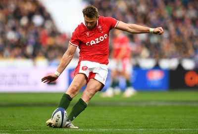 180323 - France v Wales - Guinness Six Nations - Dan Biggar of Wales kicks the conversion