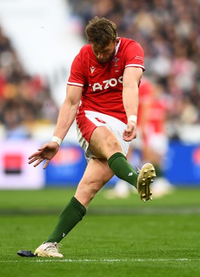 180323 - France v Wales - Guinness Six Nations - Dan Biggar of Wales kicks the conversion