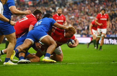 180323 - France v Wales - Guinness Six Nations - Bradley Roberts of Wales gets across the line to score a try