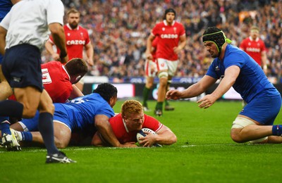 180323 - France v Wales - Guinness Six Nations - Bradley Roberts of Wales gets across the line to score a try