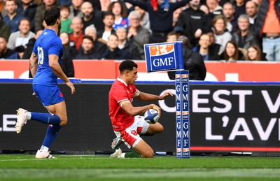 180323 - France v Wales - Guinness Six Nations - Rio Dyer of Wales scores a try