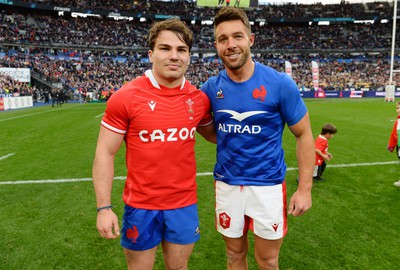 180323 - France v Wales - Guinness Six Nations - Antoine Dupont of France and Rhys Webb of Wales swap jerseys