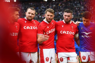 180323 - France v Wales - Guinness Six Nations - Dan Biggar of Wales speaks in the team huddle