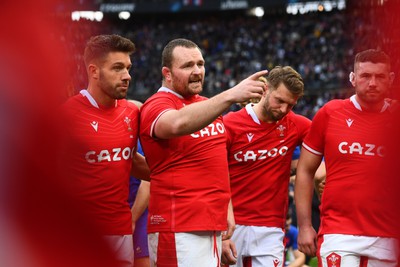 180323 - France v Wales - Guinness Six Nations - Ken Owens of Wales speaks in the team huddle