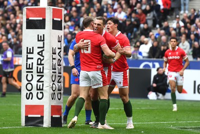 180323 - France v Wales - Guinness Six Nations - George North of Wales celebrates try with Dan Biggar and Louis Rees-Zammit