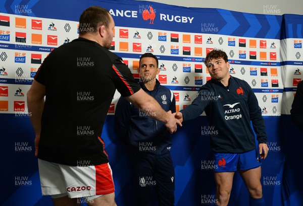 180323 - France v Wales - Guinness Six Nations - Ken Owens of Wales and Antoine Dupont of France shake hands at the coin toss