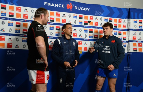 180323 - France v Wales - Guinness Six Nations - Ken Owens of Wales and Antoine Dupont of France during the coin toss