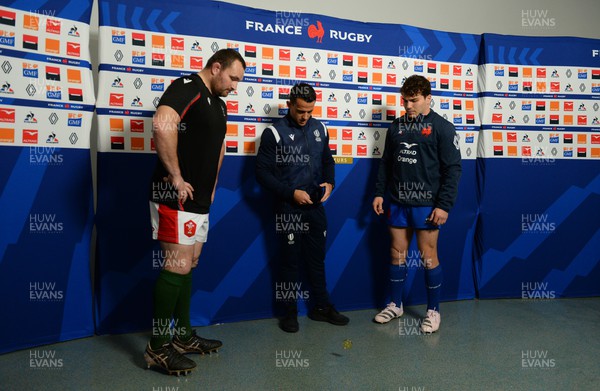 180323 - France v Wales - Guinness Six Nations - Ken Owens of Wales and Antoine Dupont of France during the coin toss