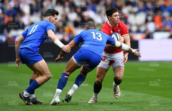 180323 - France v Wales - Guinness Six Nations - Louis Rees-Zammit of Wales is tackled by Gael Fickou of France 