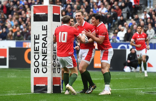 180323 - France v Wales - Guinness Six Nations - George North of Wales celebrates scoring a try with team mates