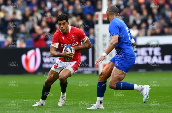 180323 - France v Wales - Guinness Six Nations - Rio Dyer of Wales looks for space