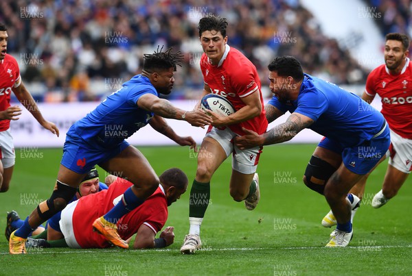 180323 - France v Wales - Guinness Six Nations - Louis Rees-Zammit of Wales is tackled by Jonathan Danty and Romain Taofifenua of France 