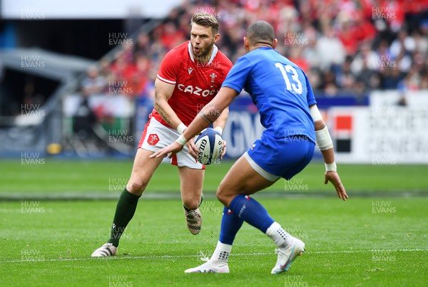 180323 - France v Wales - Guinness Six Nations - Dan Biggar of Wales takes on Gael Fickou of France 