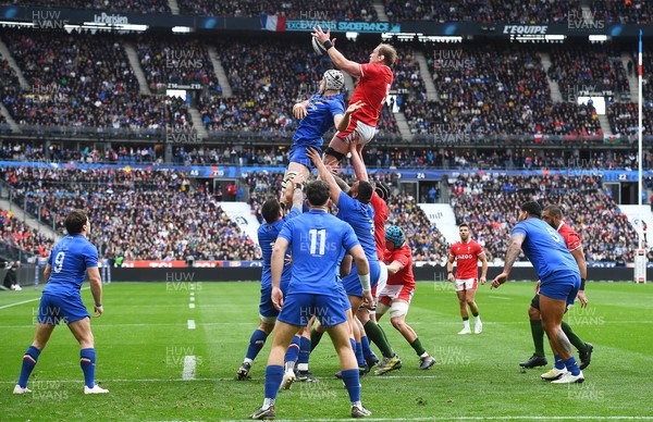 180323 - France v Wales - Guinness Six Nations - Alun Wyn Jones of Wales wins the line out