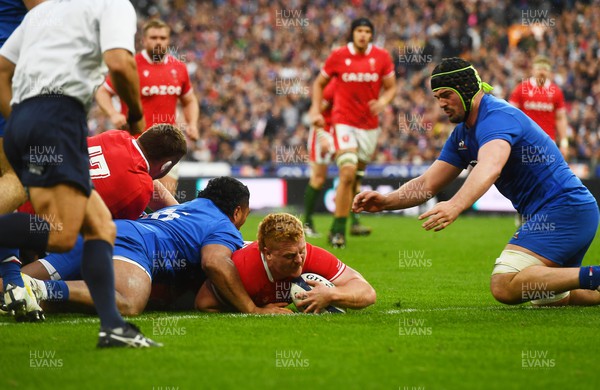 180323 - France v Wales - Guinness Six Nations - Bradley Roberts of Wales gets across the line to score a try