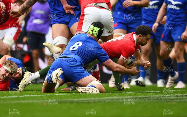 180323 - France v Wales - Guinness Six Nations - Tomos Williams of Wales scores a try
