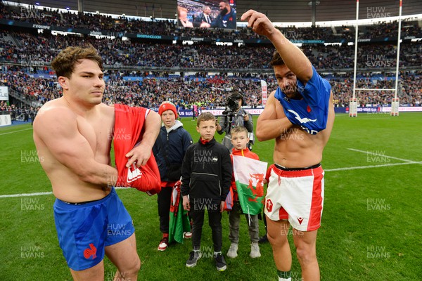 180323 - France v Wales - Guinness Six Nations - Antoine Dupont of France and Rhys Webb of Wales swap jerseys