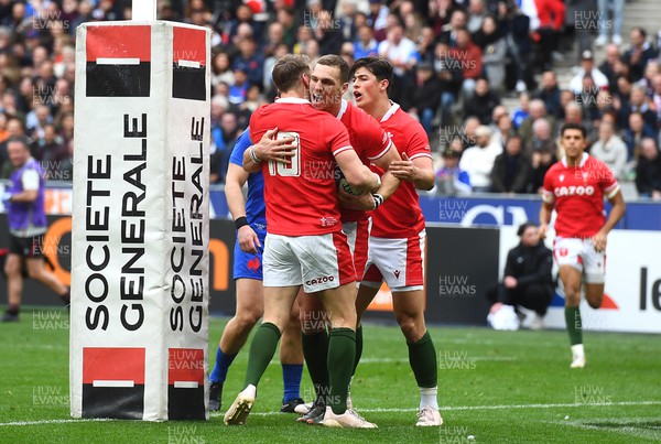 180323 - France v Wales - Guinness Six Nations - George North of Wales celebrates try with Dan Biggar and Louis Rees-Zammit