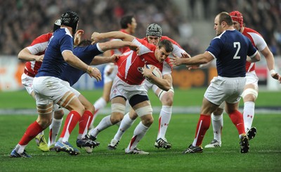 19.03.11 - France v Wales - RBS Six Nations 2011 - Sam Warburton of Wales drives through the French defence. 