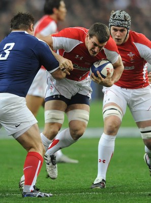19.03.11 - France v Wales - RBS Six Nations 2011 - Sam Warburton of Wales drives through the French defence. 