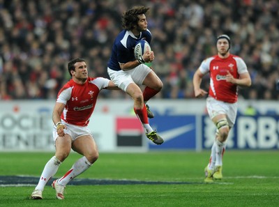 19.03.11 - France v Wales - RBS Six Nations 2011 - Alexis Palisson of France takes high ball as Jamie Roberts of Wales looks on. 