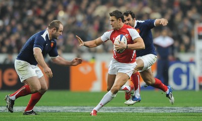 19.03.11 - France v Wales - RBS Six Nations 2011 - Lee Byrne of Wales breaks through the French defence. 