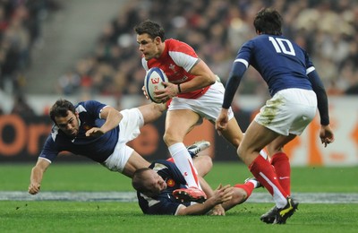 19.03.11 - France v Wales - RBS Six Nations 2011 - Lee Byrne of Wales breaks through the French defence. 