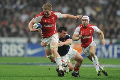 19.03.11 - France v Wales - RBS Six Nations 2011 - Bradley Davies of Wales makes a break. 