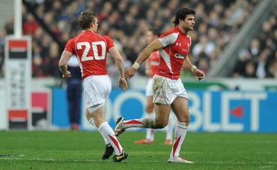 19.03.11 - France v Wales - RBS Six Nations 2011 - Mike Phillips of Wales is replaced by Dwayne Peel. 