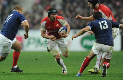 19.03.11 - France v Wales - RBS Six Nations 2011 - Jonathan Thomas of Wales takes on Luc Ducalcon and David Marty of France. 